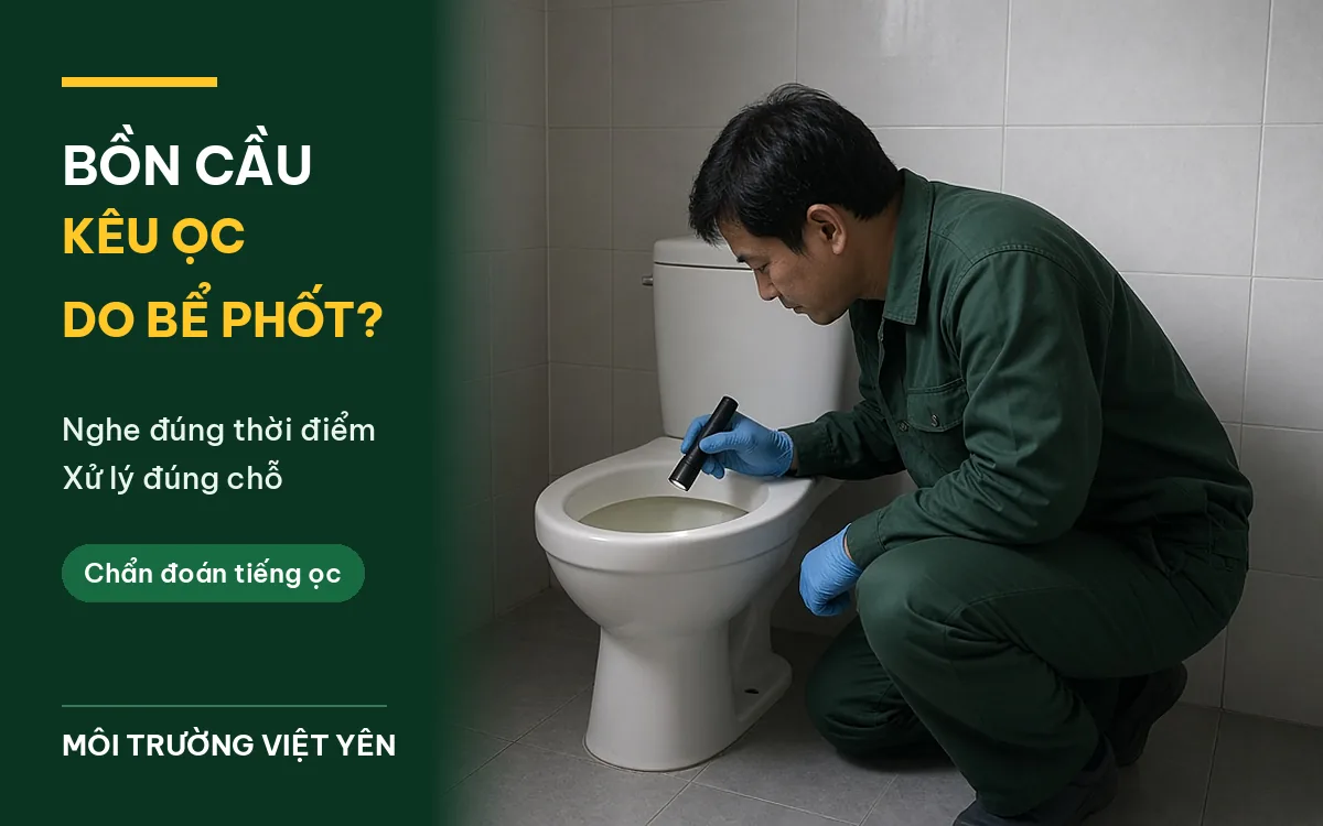Kỹ thuật viên đồng phục xanh đậm đeo găng tay xanh dương quỳ cạnh bồn cầu sứ trắng trong nhà vệ sinh ốp gạch xám, cầm đèn pin soi vào lòng bồn và nghiêng đầu lắng nghe, ảnh bìa bồn cầu kêu ọc có phải do bể phốt đầy
