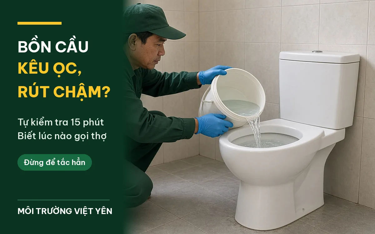 Kỹ thuật viên đồng phục xanh đậm, mũ xanh, găng tay xanh dương quỳ cạnh bồn cầu trắng, đổ từ từ một xô nước vào lòng bồn để nghe tiếng ọc và xem tốc độ rút, túi dụng cụ đặt trên sàn gạch xám, ảnh bìa bồn cầu kêu ọc và rút nước chậm
