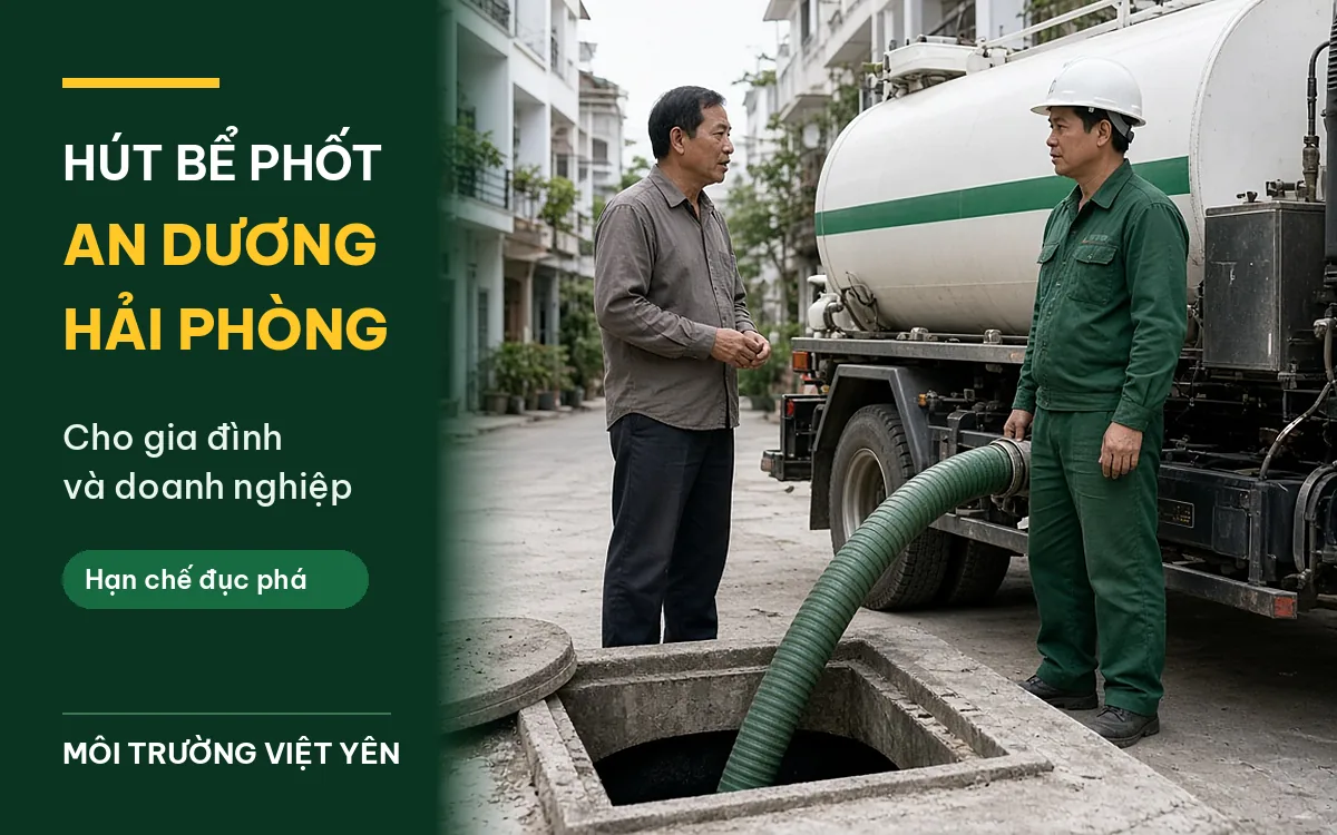 Kỹ thuật viên Môi Trường Việt Yên trao đổi với chủ nhà bên xe hút bể phốt An Dương, ống hút đặt vào nắp bể trong ngõ nhà phố