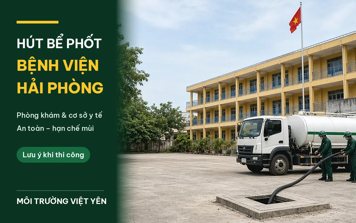 Xe hút bể phốt trắng sọc xanh và kỹ thuật viên Môi Trường Việt Yên làm việc gần khu nhà vệ sinh cơ sở y tế Hải Phòng, cọc tiêu và dây rào vùng dịch vụ, ảnh bìa hút bể phốt bệnh viện Hải Phòng