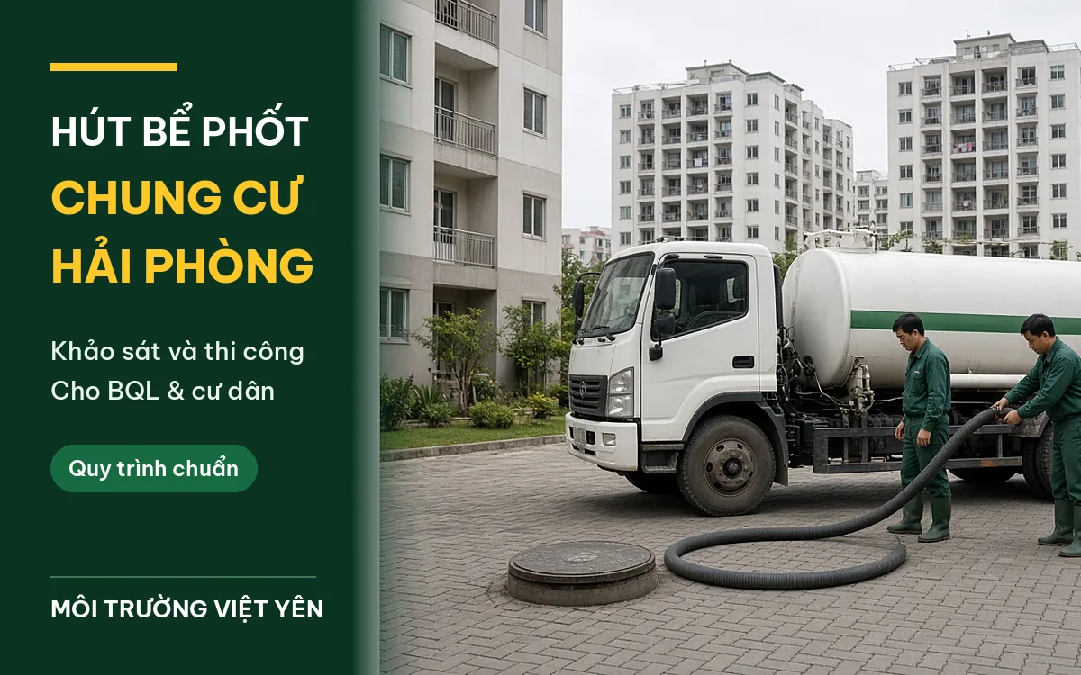 Xe hút bể phốt trắng sọc xanh đỗ trên sân lát gạch giữa các tòa chung cư, hai kỹ thuật viên Môi Trường Việt Yên đồng phục xanh lá kéo ống hút đen tới nắp hầm tròn, ảnh bìa hút bể phốt chung cư Hải Phòng