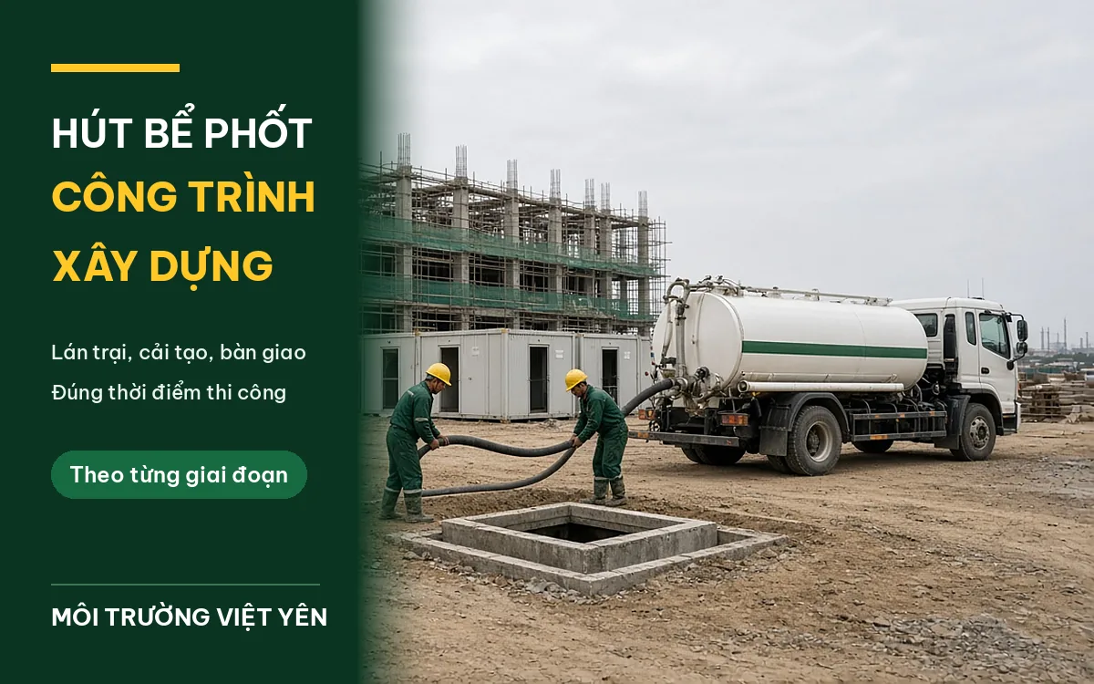 Công trường xây dựng có tòa nhà đang dựng khung giàn giáo, dãy nhà vệ sinh container ở giữa, xe hút bể phốt màu trắng sọc xanh đỗ bên phải, hai công nhân đồng phục xanh đậm đội mũ bảo hộ vàng kéo ống hút đen tới miệng hố bê tông, ảnh bìa hút bể phốt công trình xây dựng