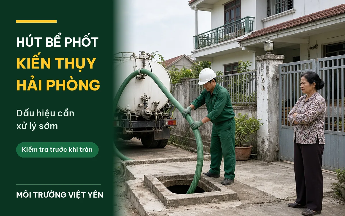 Kỹ thuật viên Môi Trường Việt Yên đưa ống hút vào nắp bể trước cổng nhà vườn ở Kiến Thụy, chủ nhà đứng quan sát