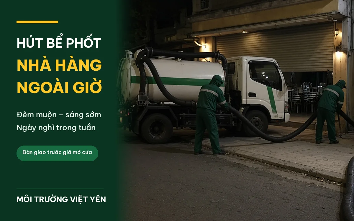 Ban đêm, xe hút bể phốt trắng sọc xanh đỗ trước nhà hàng đã kéo cửa cuốn, ghế xếp chồng bên trong, hai kỹ thuật viên đồng phục xanh đậm trải ống hút đen dọc vỉa hè, ảnh bìa hút bể phốt nhà hàng ngoài giờ tại Hải Phòng
