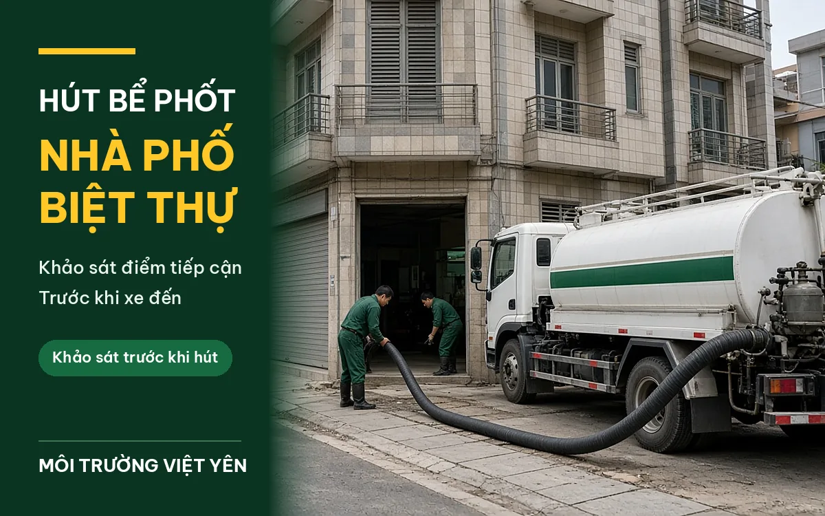 Nhà ống bốn tầng trên tuyến phố, xe hút bể phốt màu trắng sọc xanh đỗ sát lề bên phải, hai công nhân đồng phục xanh đậm kéo ống hút đen qua vỉa hè vào tầng một đang mở cửa, ảnh bìa hút bể phốt nhà phố và biệt thự