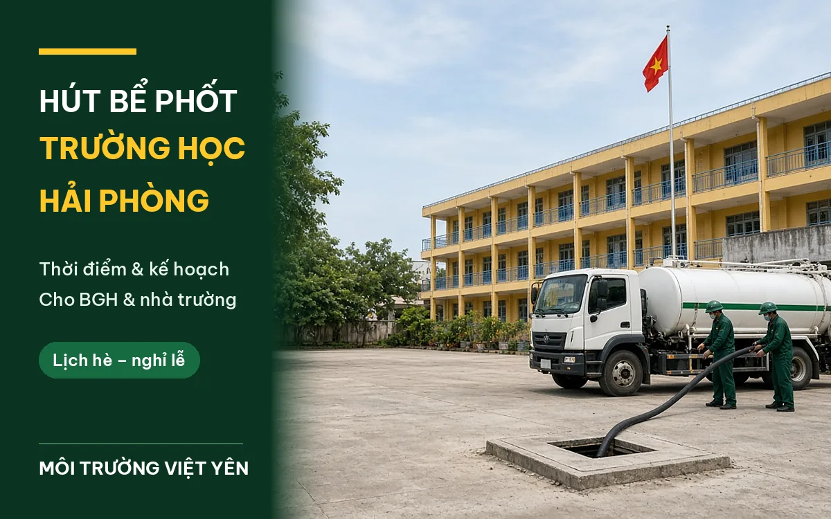 Xe hút bể phốt trắng sọc xanh và hai kỹ thuật viên Môi Trường Việt Yên kéo ống đen tới nắp hầm vuông trên sân bê tông trống trước trường học ba tầng màu vàng có cột cờ, ảnh bìa hút bể phốt trường học Hải Phòng