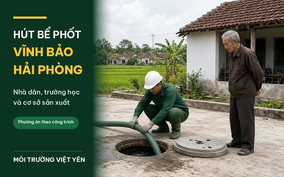Kỹ thuật viên Môi Trường Việt Yên đưa ống hút vào nắp bể phốt ngoài sân nhà dân Vĩnh Bảo, cụ ông chủ nhà đứng quan sát