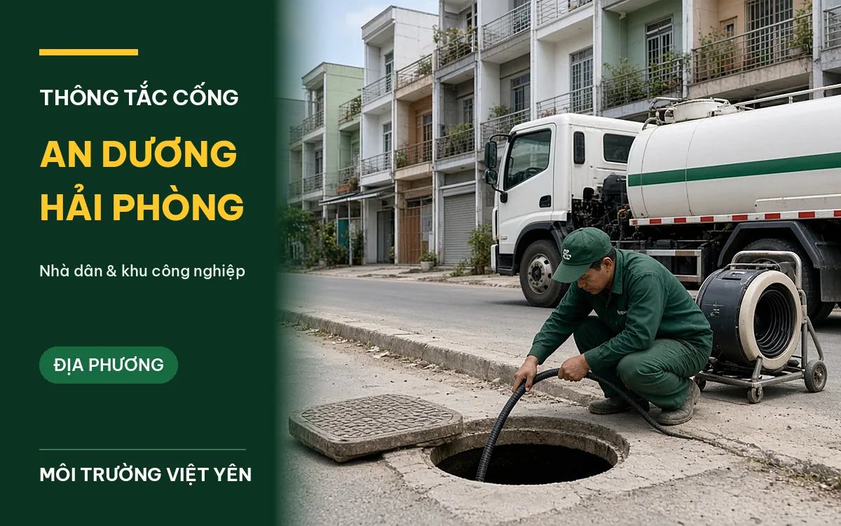 Kỹ thuật viên Môi Trường Việt Yên đồng phục xanh luồn dây máy thông cống dạng trống vào hố ga mở nắp ven đường dãy nhà ống, xe hút trắng sọc xanh đỗ phía sau tại An Dương Hải Phòng
