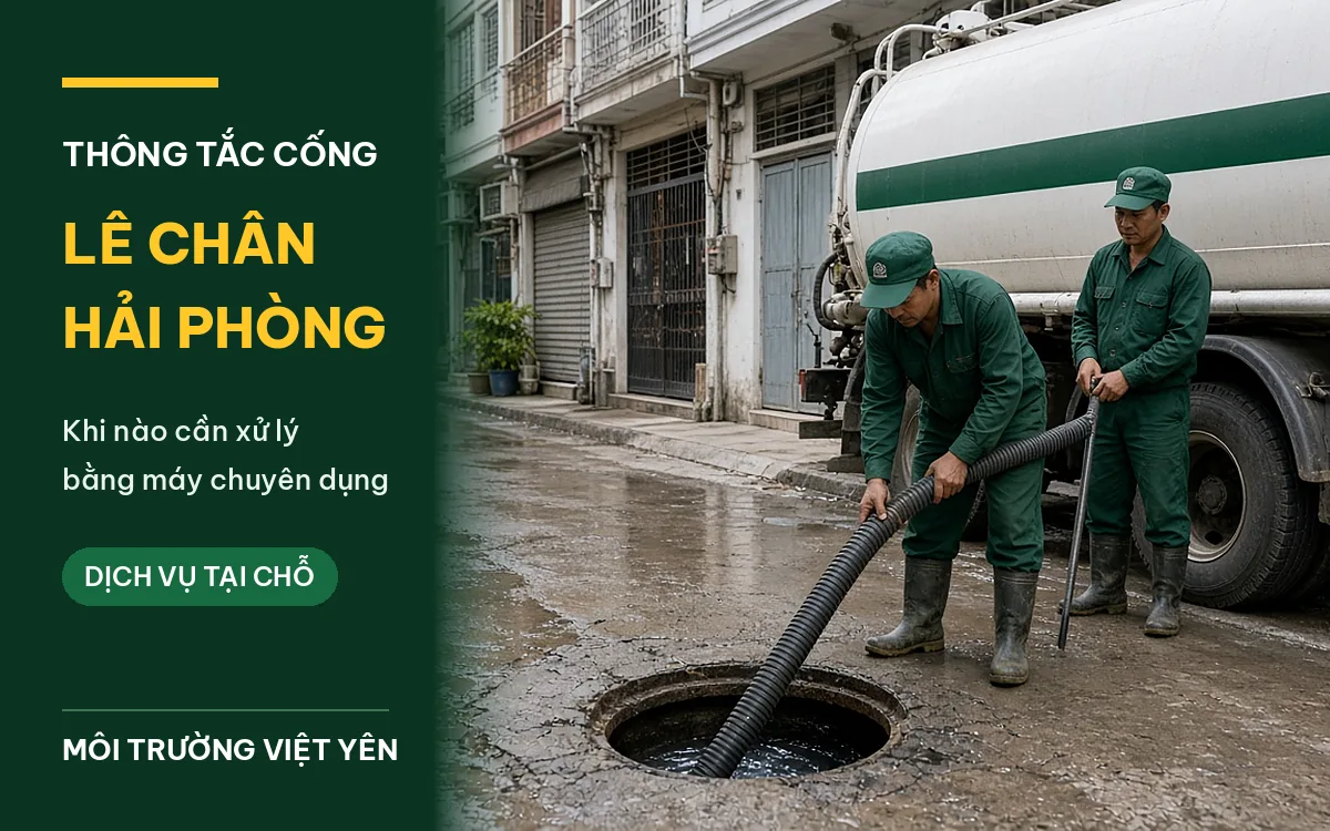 Kỹ thuật viên Môi Trường Việt Yên thao tác bên hố ga mở nắp trong ngõ nhà phố, xe chuyên dụng trắng sọc xanh đỗ gần khu vực phường Lê Chân Hải Phòng