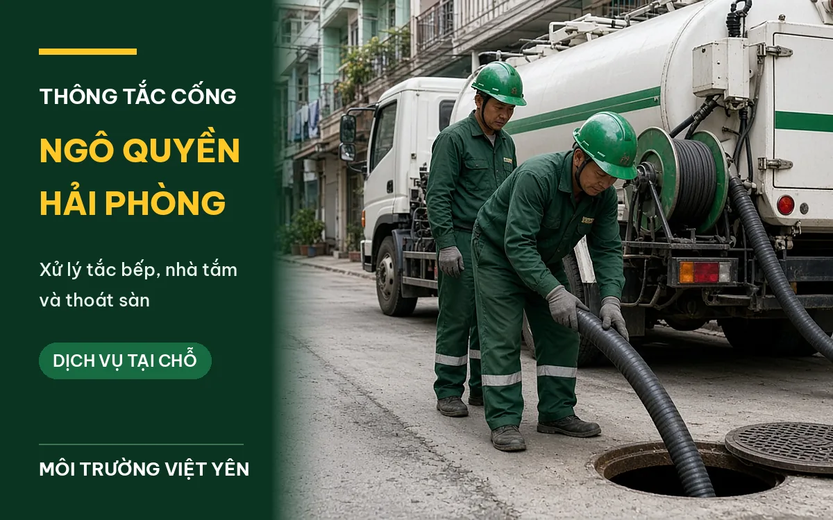Kỹ thuật viên Môi Trường Việt Yên thao tác bên hố ga trên phố, xe chuyên dụng màu trắng sọc xanh đỗ sát vỉa hè khu nhà phố Ngô Quyền